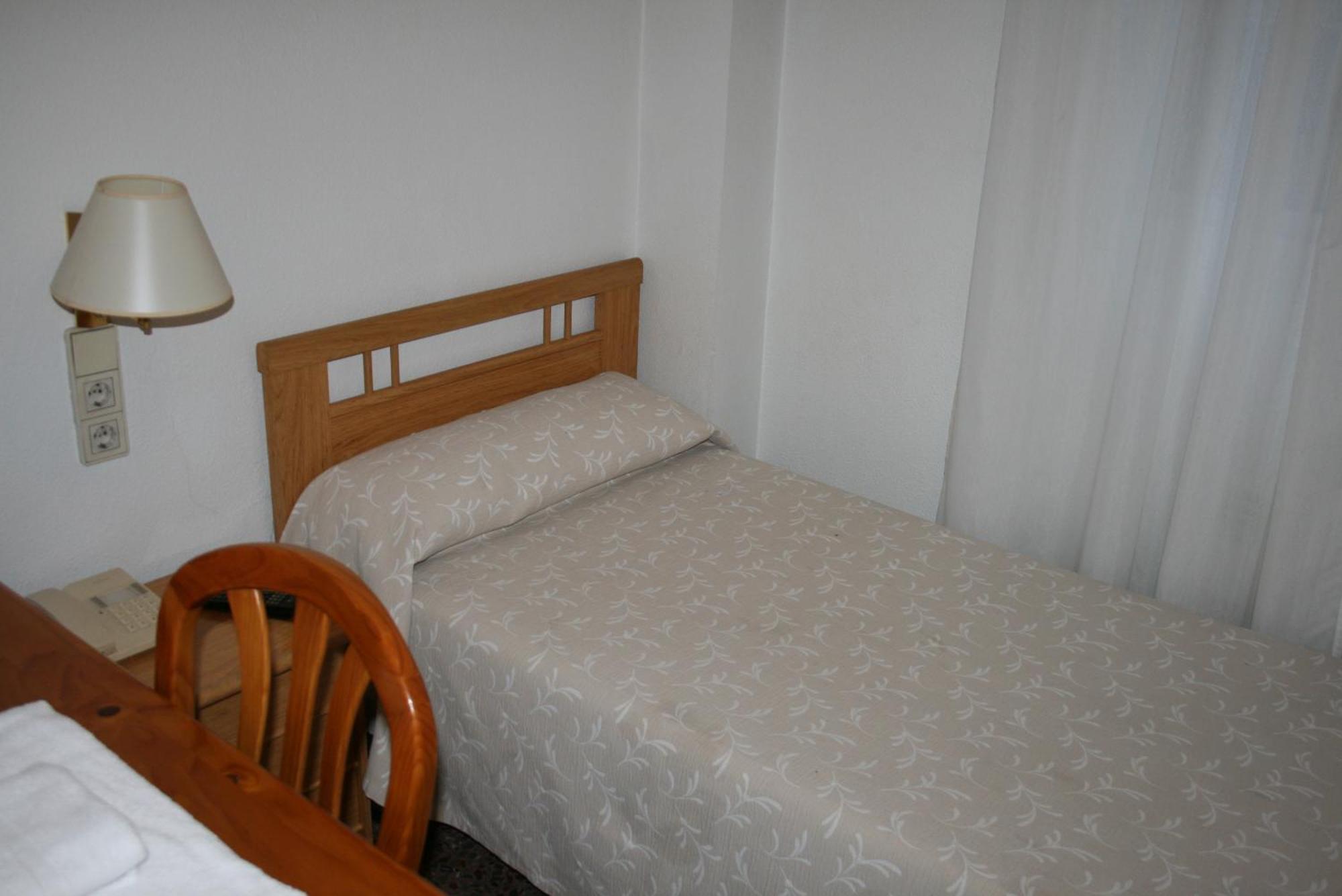 Hostal Puente De Piedra Zaragoza Værelse billede