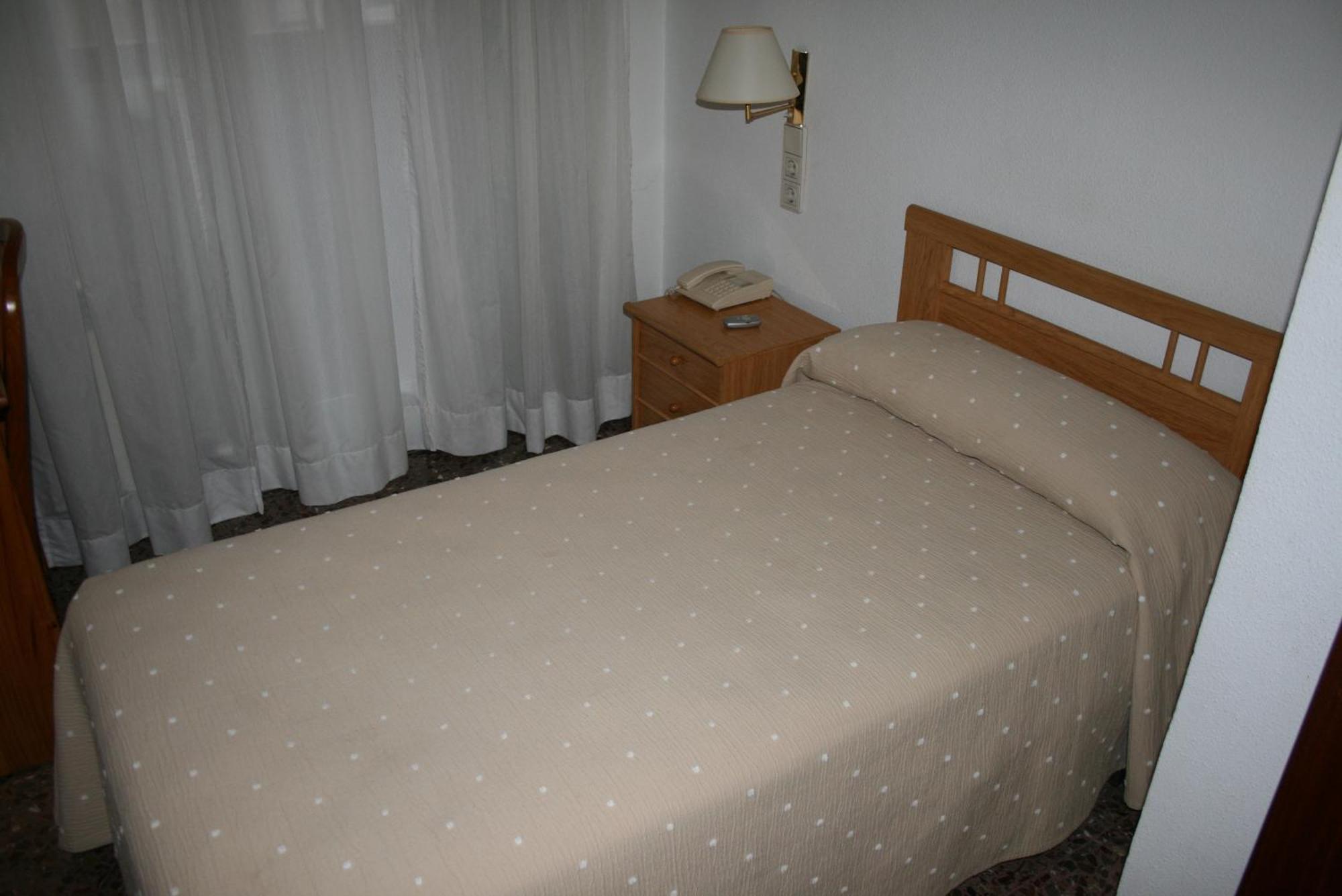Hostal Puente De Piedra Zaragoza Værelse billede