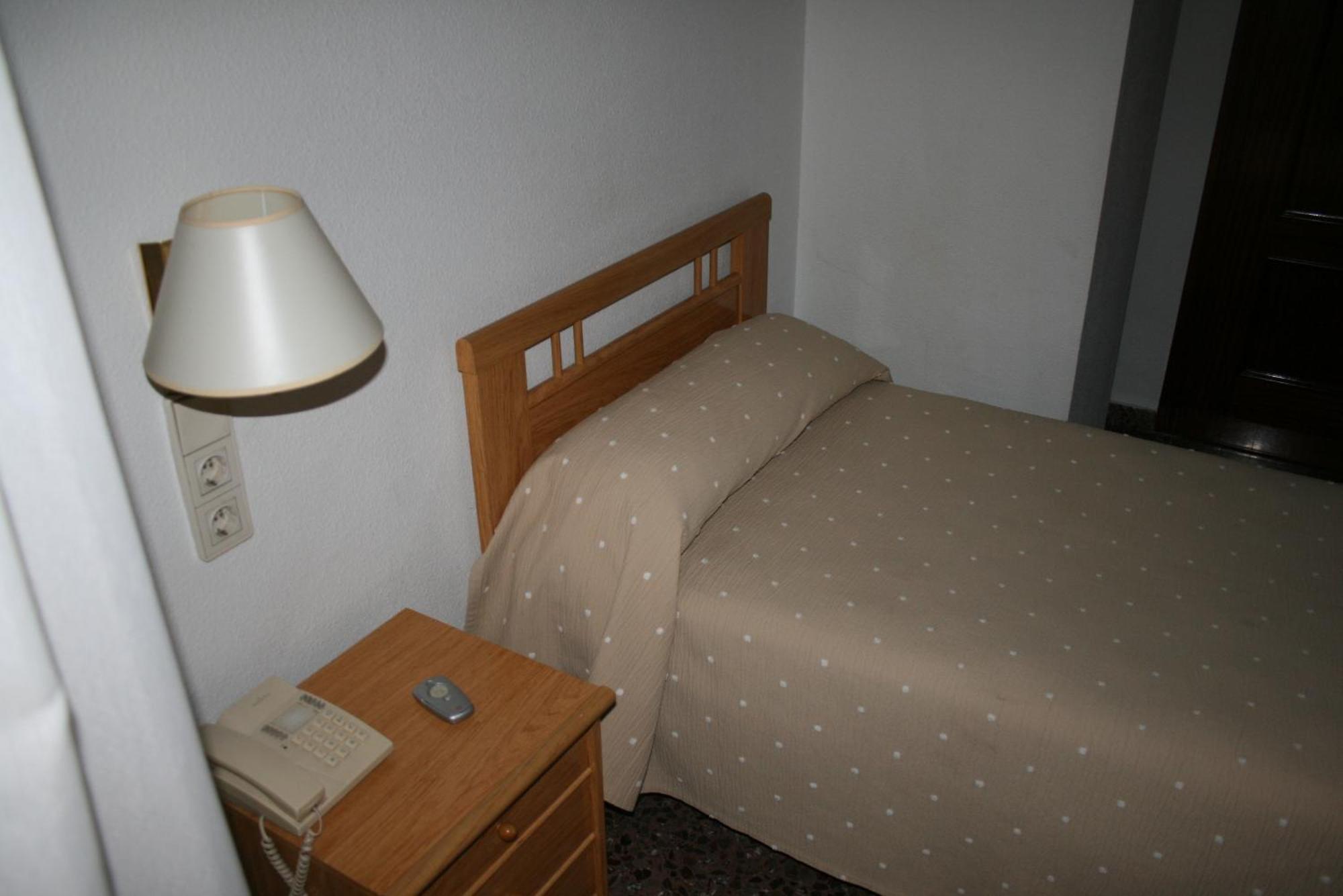 Hostal Puente De Piedra Zaragoza Værelse billede