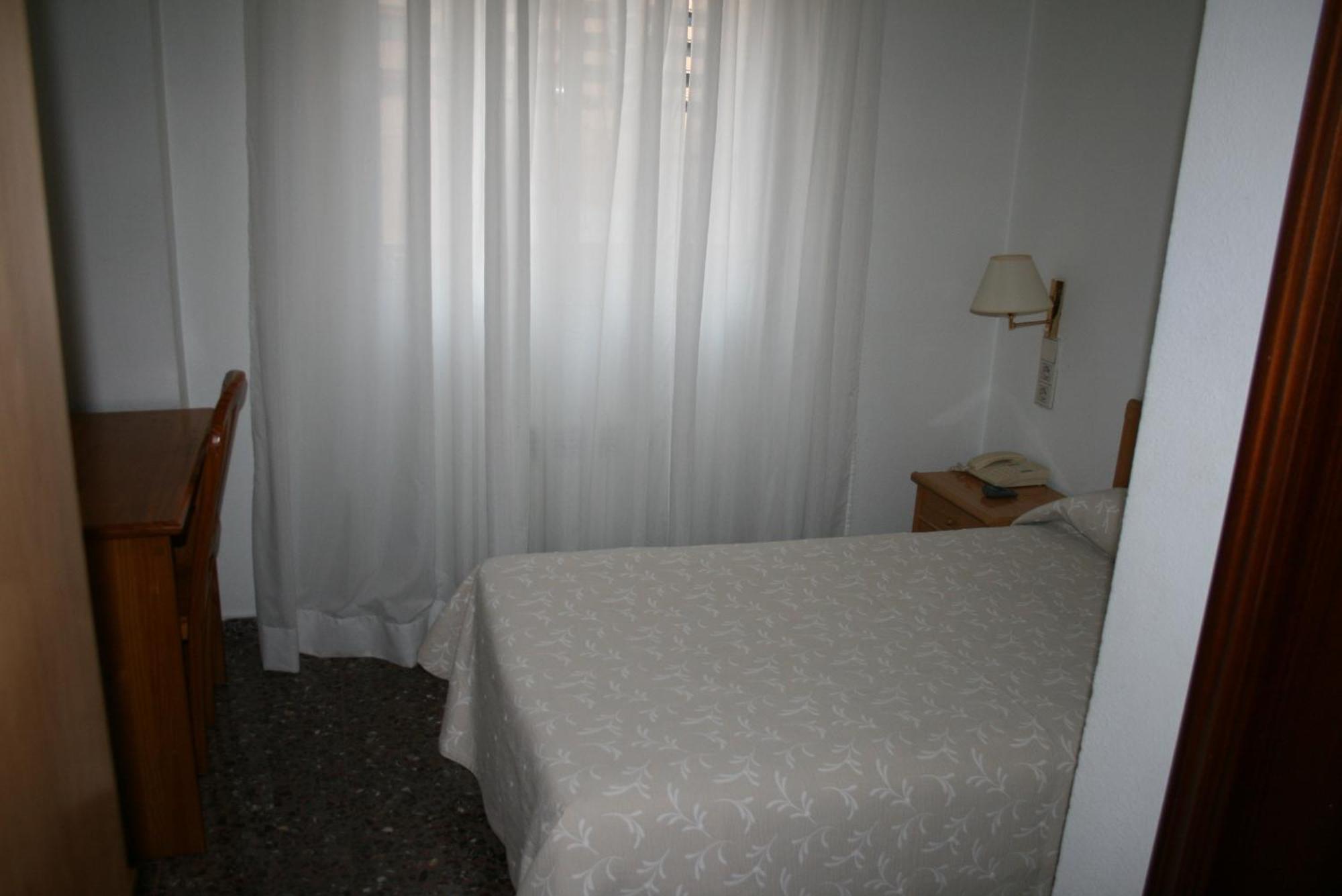 Hostal Puente De Piedra Zaragoza Værelse billede