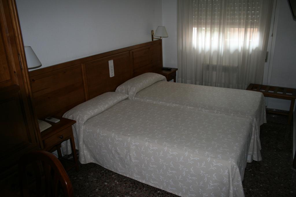Hostal Puente De Piedra Zaragoza Værelse billede