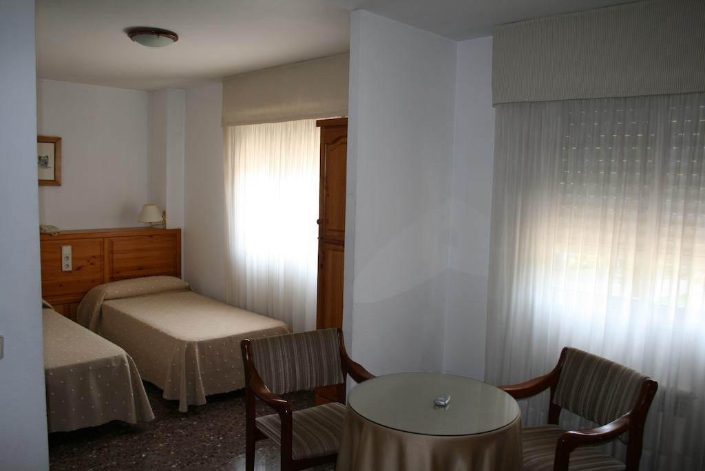 Hostal Puente De Piedra Zaragoza Værelse billede